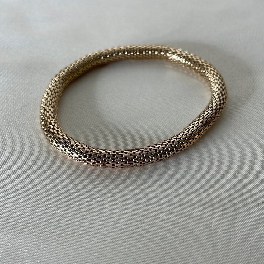Gold tone stretch bracelet